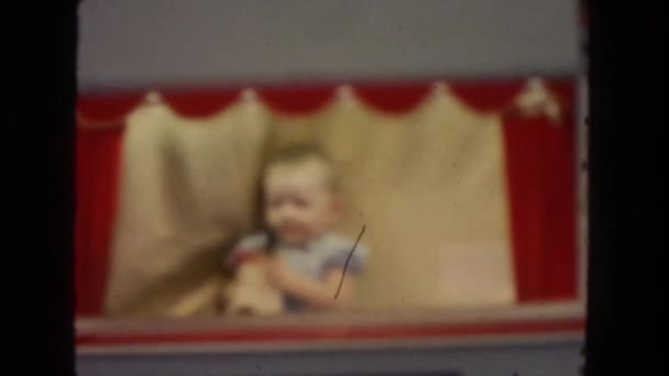 Puppet show hund och baby flicka — Stockvideo