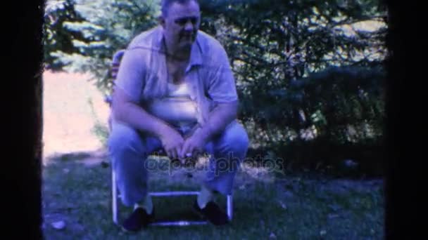 Uomo seduto sulla sedia pieghevole — Video Stock