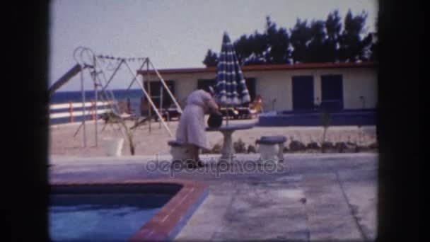 Dwie kobiety, stojący w pobliżu basenu — Wideo stockowe