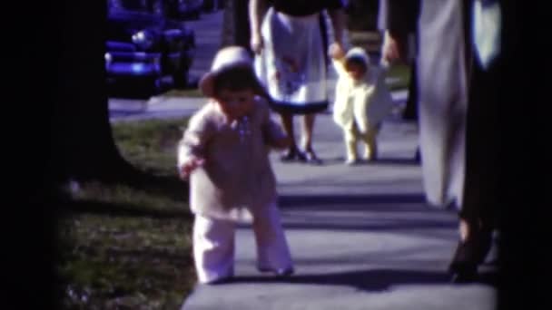 Gekleed meisje lopen op de stoep — Stockvideo