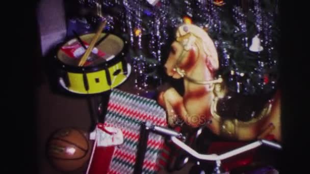 Çeşitli oyuncaklar ve hediyeler Noel ağacı altında — Stok video