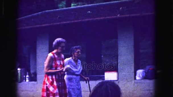 Бабусі, прогулянки з тростини, допомагаючи один одному — стокове відео