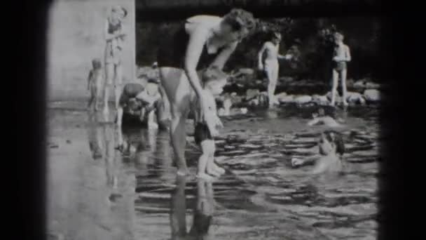 Mujer y niño caminando cerca de la piscina — Vídeos de Stock