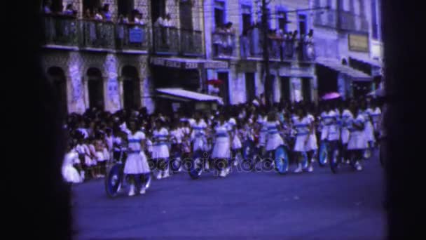 Bir geçit töreni bisiklet bir sokakta iterek kadınlar — Stok video