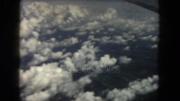 Vista aérea de las nubes desde el plano — Vídeos de Stock