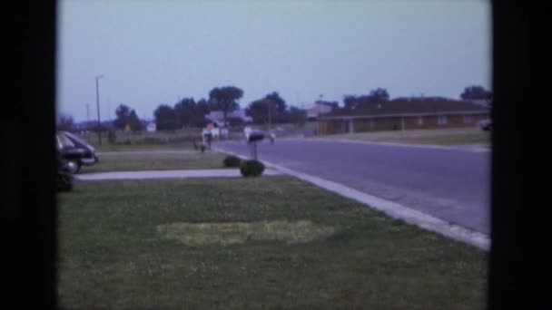 Kvinnan och pojken ridning cykel — Stockvideo