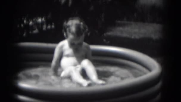 Lány játszik a kertben medence — Stock videók