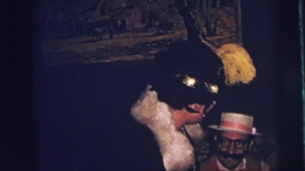 Betrunkene Frau zu Halloween als Zwanziger verkleidet — Stockvideo