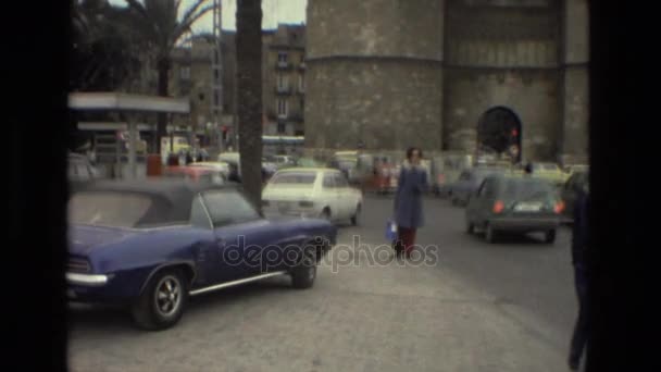 Žena stojící vedle auta — Stock video