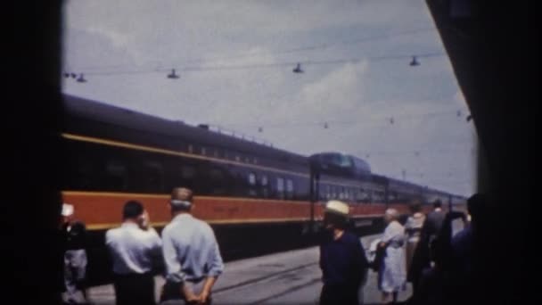 Наблюдение за видом на поезд и людей — стоковое видео