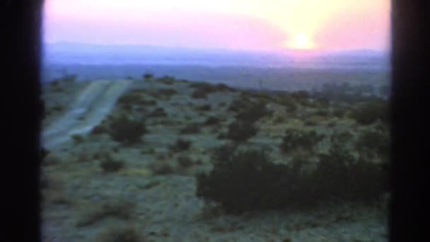 Zonsondergang op de horizon over heuvel — Stockvideo