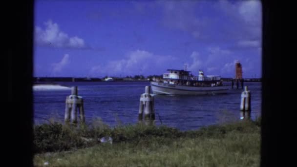 Een groot schip wordt gezien — Stockvideo