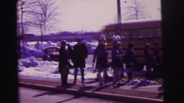Crianças esperando na parada de ônibus — Vídeo de Stock