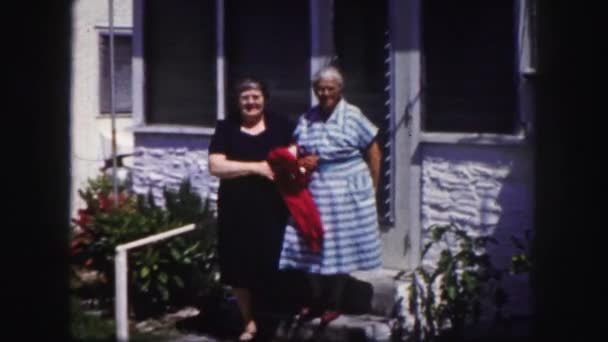 Twee senior vrouwen lopen buiten — Stockvideo