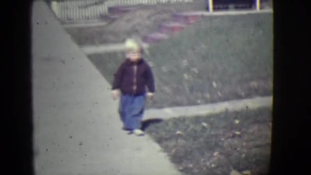 Kävelevä lapsi nähdään — kuvapankkivideo