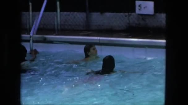 Personas Natación en la piscina — Vídeo de stock