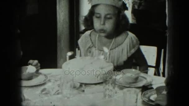 Geburtstagskind bläst Kerzen aus — Stockvideo