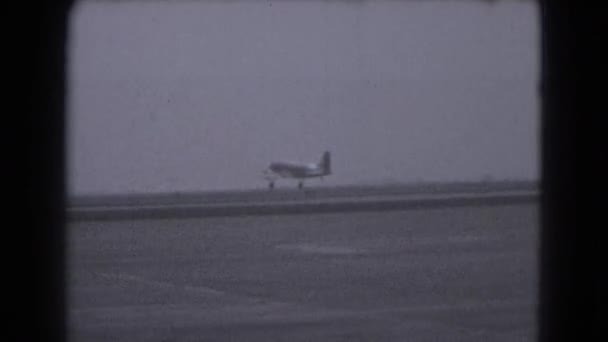 Αεροπλάνο που απογειώνεται από το έδαφος — Αρχείο Βίντεο