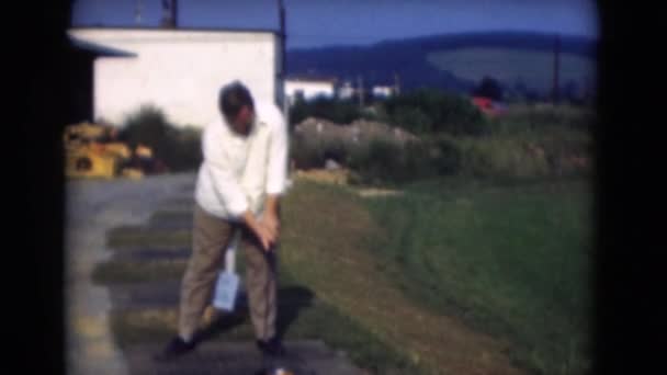 Uomo che gioca a golf sul campo — Video Stock