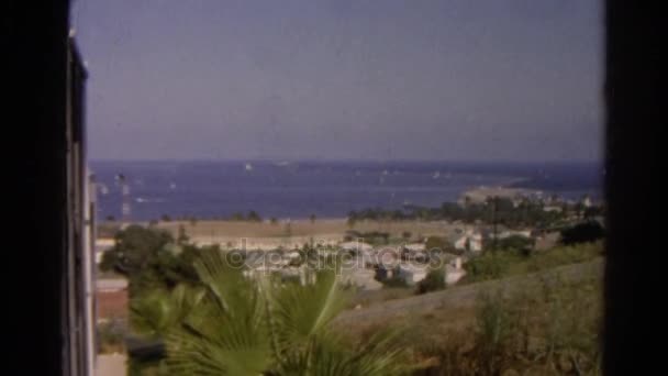 Pequeña ciudad en la orilla y el mar — Vídeos de Stock