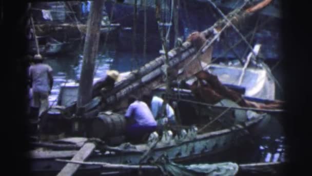 En båt med fiskarna ses — Stockvideo