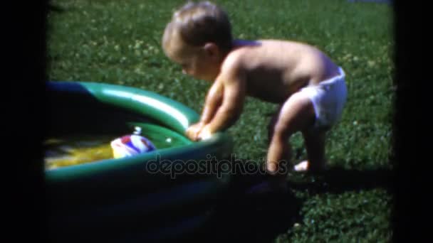 Niños pequeños jugando en la piscina — Vídeos de Stock