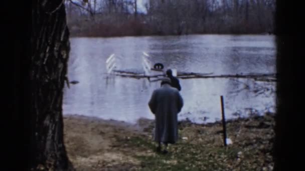 Hombre y mujer caminando al borde de las aguas — Vídeos de Stock