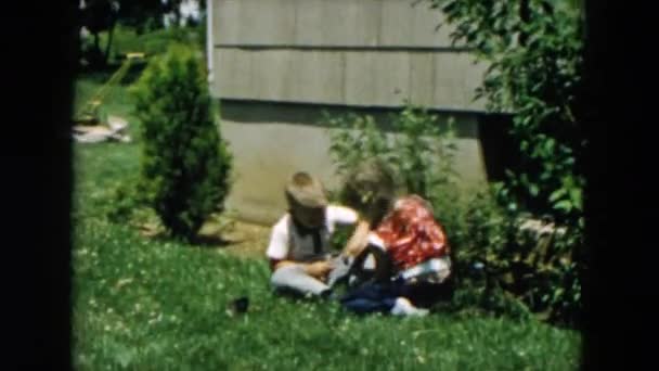 Niños están jugando al aire libre de la casa — Vídeo de stock