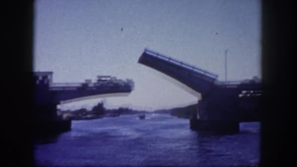 Observando vista de ponte aberta e barco — Vídeo de Stock