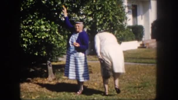 Две пожилые женщины собирают фрукты — стоковое видео
