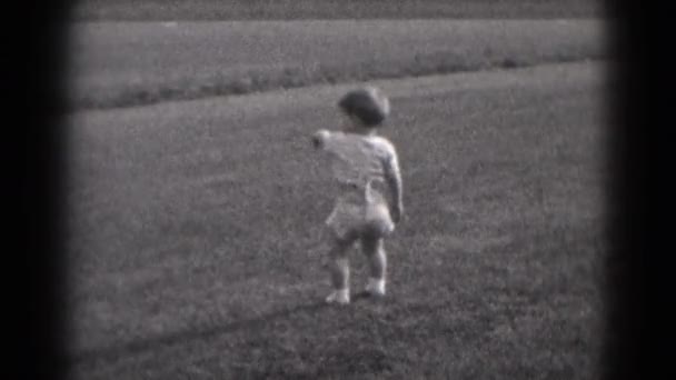 Маленький мальчик ходит по холму — стоковое видео