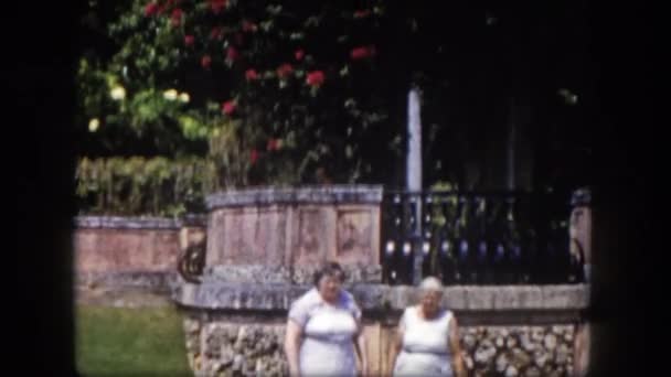 가든에 서 있는 두 고위 여자 — 비디오