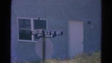 yol işaretleri bina önünde