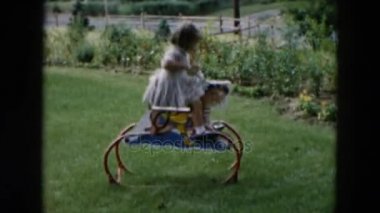 oynayan kız ile bir Bahçe 