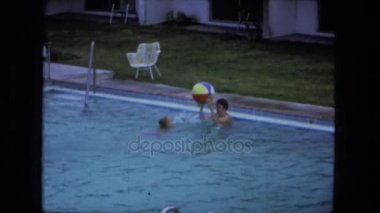 Anne Çocuk ortak havuzda yüzmeyi öğretim