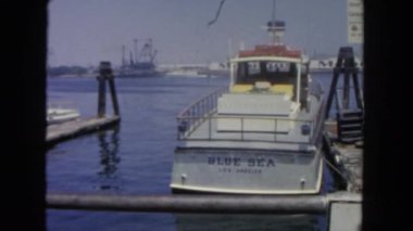 Hub içinde yüzen tekne