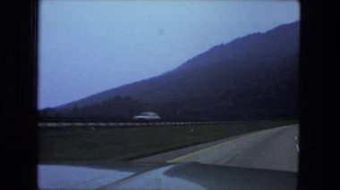 Rock roadcut yeni eyaletler arası yolu boyunca  