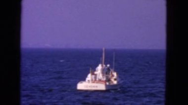 Etrafında dönen erkeklerle tekne