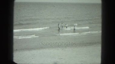 Denizde yüzen insanlar