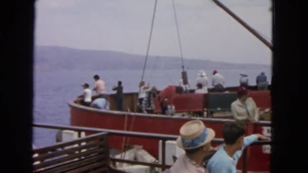 Menschen auf Schiff und Seebrücke — Stockvideo