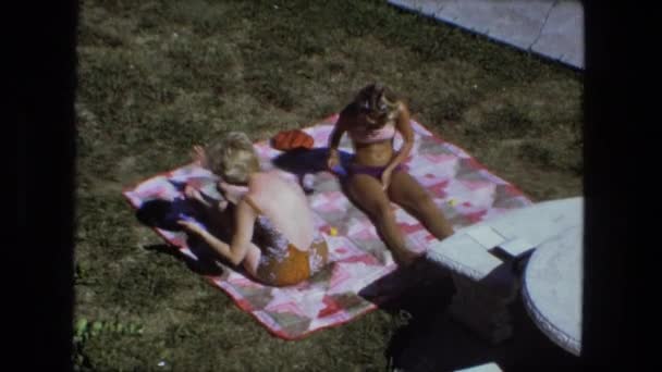 Una spiaggia all'aperto è visto con le persone — Video Stock