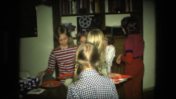Έφηβων κοριτσιών σε πάρτι γενεθλίων — Αρχείο Βίντεο