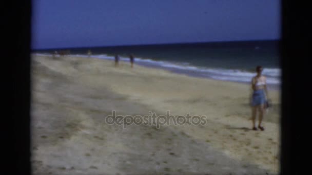 Plage presque vide avec peu de personnes — Video