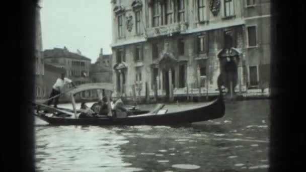 Людей, що користуються на гондоли їхати через мальовничі історичного міста — стокове відео