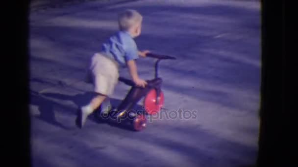 Junge fährt mit Fahrrad auf der Straße — Stockvideo