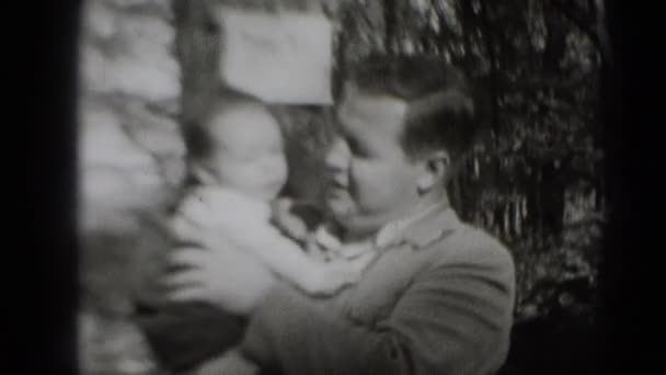 Mężczyzna, trzymając w ręce mały chłopiec — Wideo stockowe
