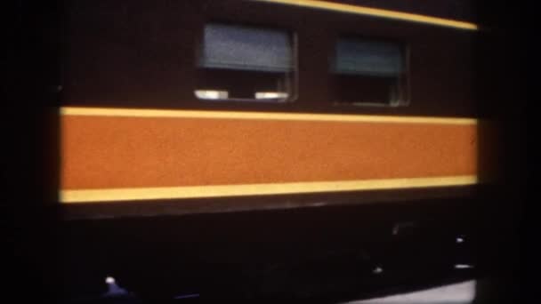 Спостерігаючи зору поїзд і люди — стокове відео