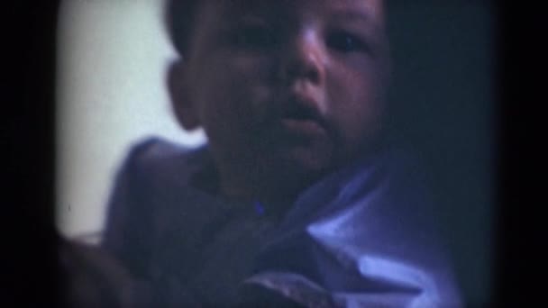 Küçük çocuk görünümü kapatın — Stok video