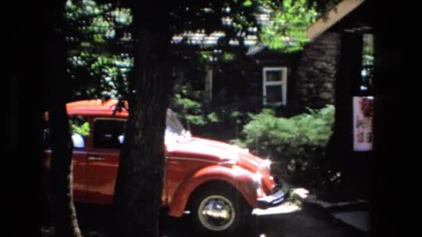 Ένα αυτοκίνητο στάθμευσης κοντά στο σπίτι — Αρχείο Βίντεο