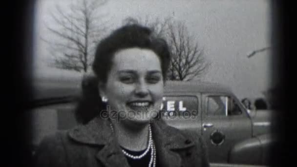 Mulher de casaco sorrindo para a câmera — Vídeo de Stock